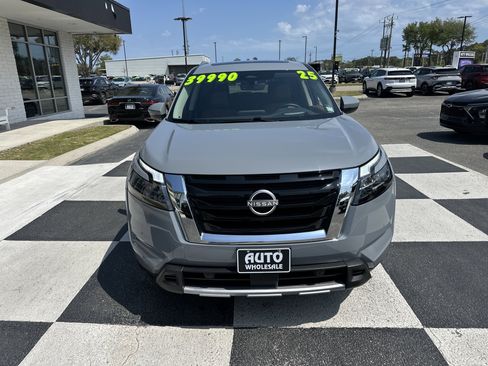 Used 2025 Nissan Pathfinder Platinum image 2