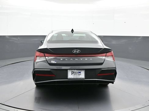 Certified 2025 Hyundai Elantra SE FWD image 7