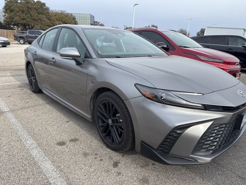 Used 2025 Toyota Camry SE image 3