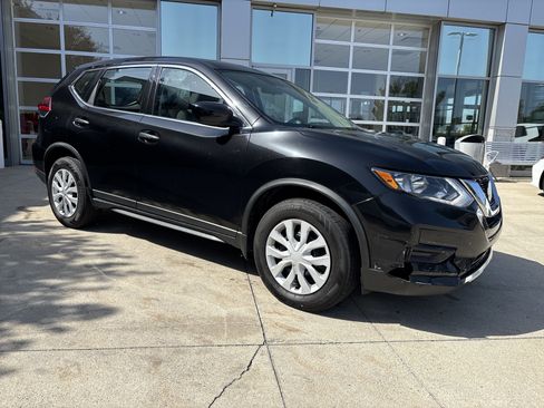 Used 2018 Nissan Rogue S AWD/4WD image 2