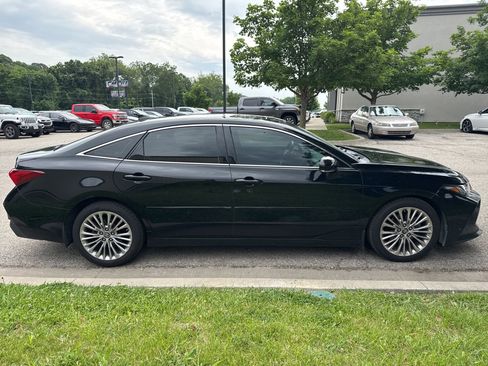 Used 2019 Toyota Avalon Limited FWD image 4