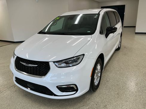Used 2024 Chrysler Pacifica Touring-L FWD image 3