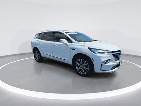 Used 2023 Buick Enclave Essence image 2
