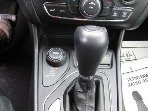 Used 2020 Jeep Cherokee Latitude Plus image 22