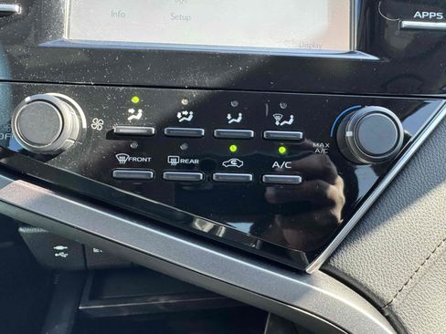 Used 2018 Toyota Camry LE image 25