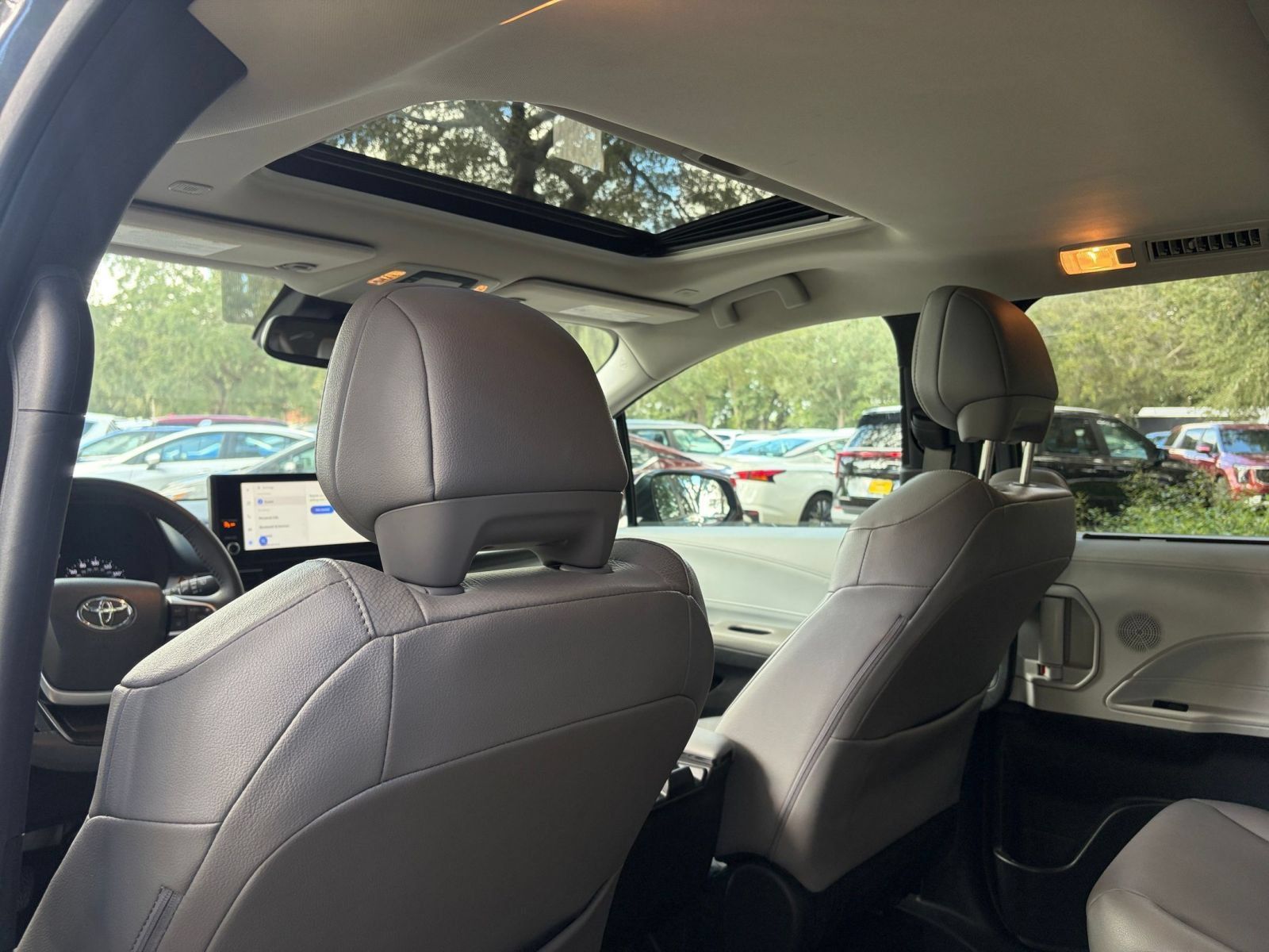 Used 2025 Toyota Sienna XLE FWD image 30