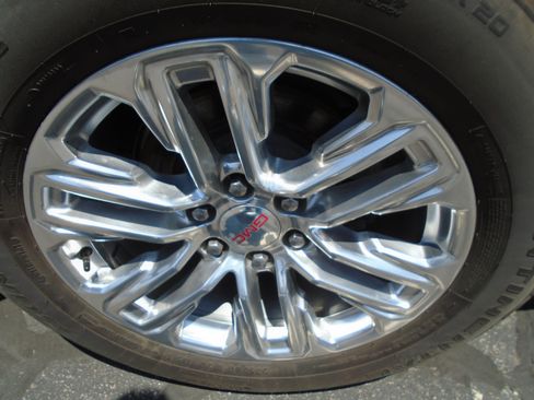 Used 2023 GMC Yukon SLT AWD/4WD image 16