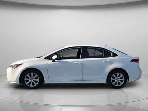 Used 2021 Toyota Corolla LE FWD image 3