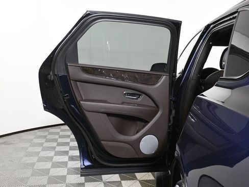 Used 2022 Bentley Bentayga AWD/4WD image 34