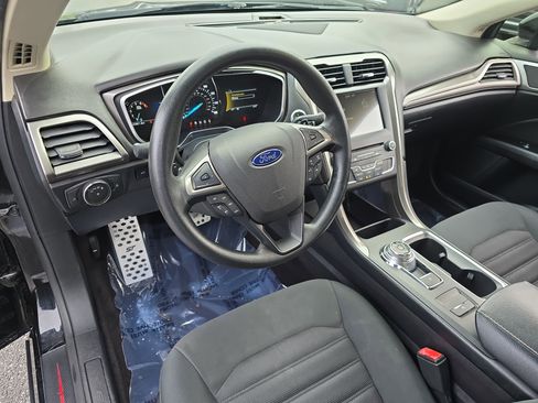 Used 2017 Ford Fusion SE w/ Fusion SE Technology Package image 15