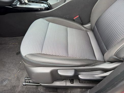 Used 2025 Chevrolet Trax LT w/ LT Convenience Package FWD image 12