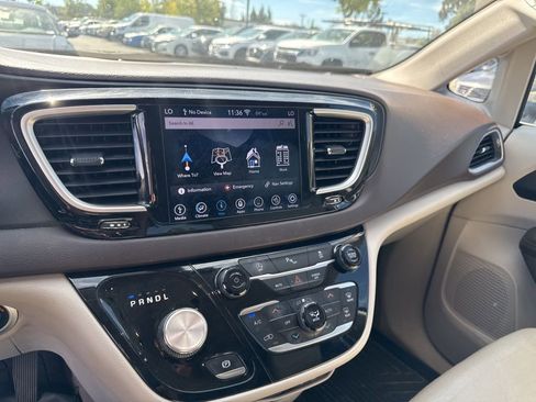 Used 2020 Chrysler Pacifica Touring-L image 8