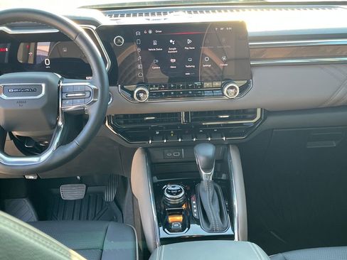 Used 2025 GMC Canyon Denali image 18