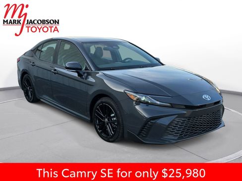 Used 2025 Toyota Camry SE image 5