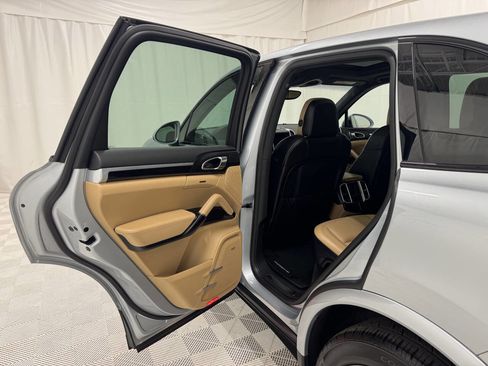 Used 2017 Porsche Cayenne Platinum Edition image 18