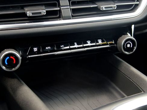 Used 2025 Chevrolet Equinox EV LT image 24