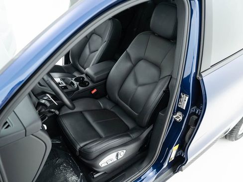 Used 2024 Porsche Macan Base w/ Premium Plus Package image 22