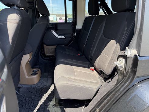Used 2016 Jeep Wrangler Unlimited Sahara w/ Connectivity Group AWD/4WD image 39