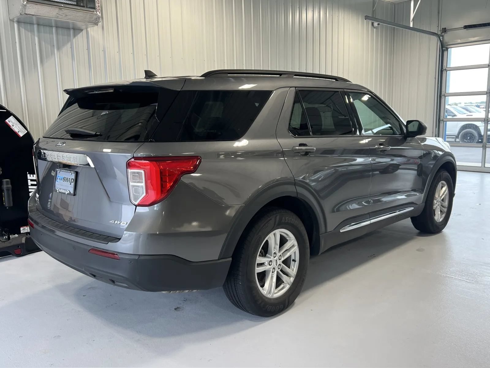 Used 2022 Ford Explorer XLT AWD/4WD image 3