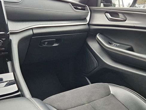 Used 2024 Jeep Grand Cherokee L Laredo image 11