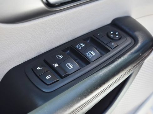 Used 2020 Chrysler Pacifica Touring-L FWD image 19
