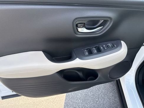 Certified 2025 Honda HR-V LX image 9