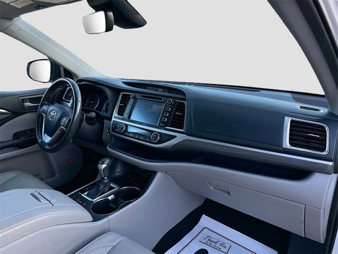 Used 2019 Toyota Highlander Limited image 32