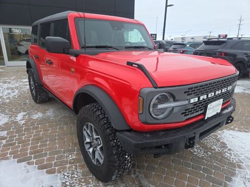 Used 2024 Ford Bronco Badlands image 3