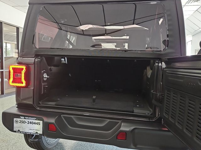 New 2025 Jeep Wrangler Unlimited Sahara w/ Technology Group AWD/4WD image 7