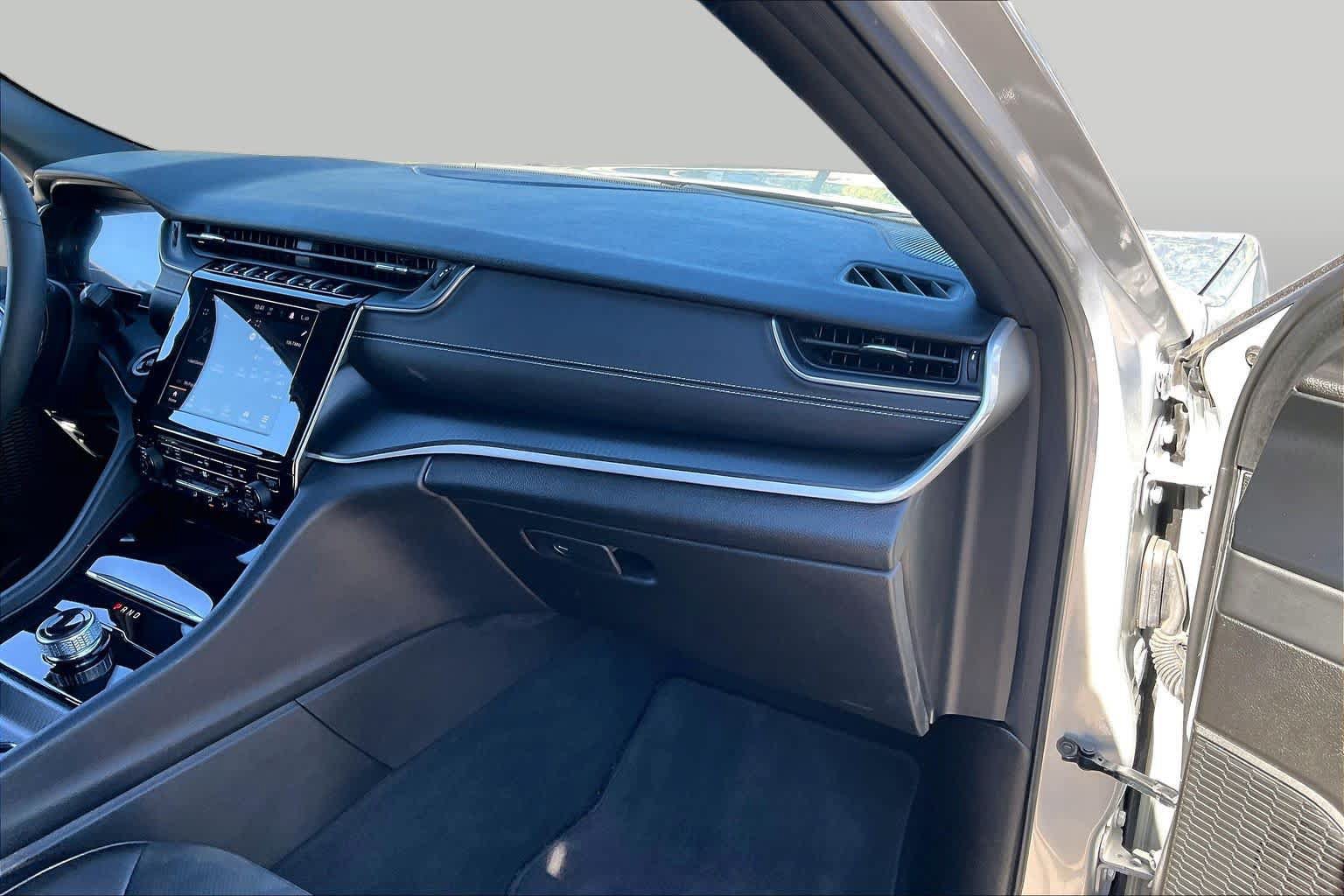 Used 2025 Jeep Grand Cherokee Altitude AWD/4WD image 18