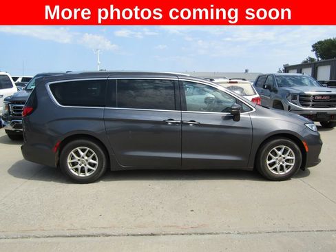 Used 2021 Chrysler Pacifica Touring-L FWD image 6