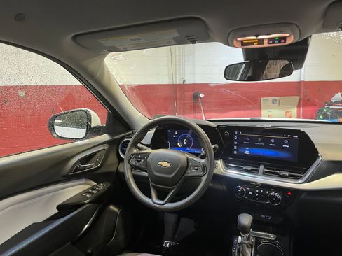 Used 2025 Chevrolet Trax LT image 33