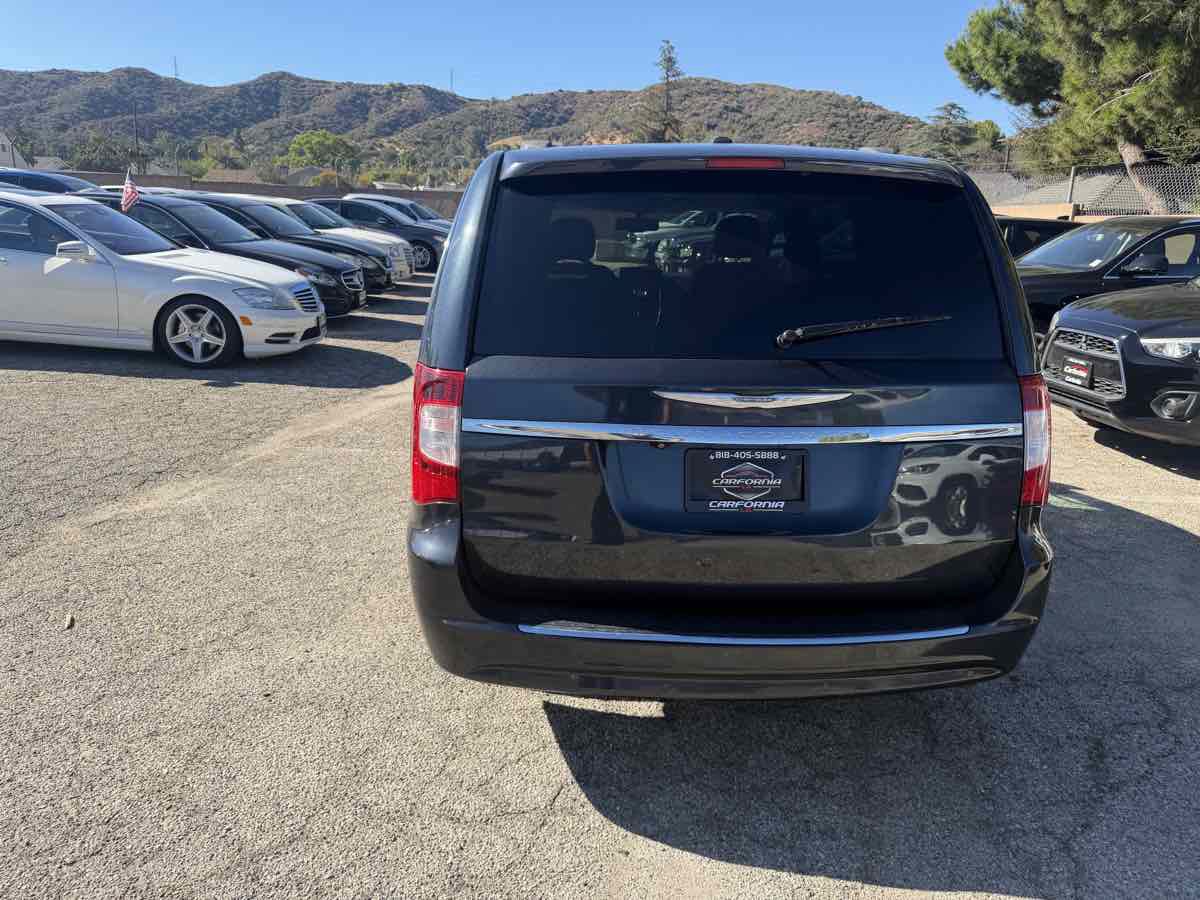 Used 2013 Chrysler Town & Country Touring-L w/ Driver Convenience Group FWD image 6