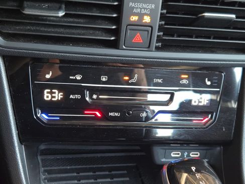 Used 2025 Volkswagen Jetta SE FWD image 9