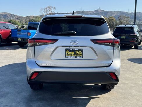 Used 2024 Toyota Highlander LE image 5