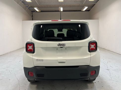 Used 2023 Jeep Renegade Latitude AWD/4WD image 10