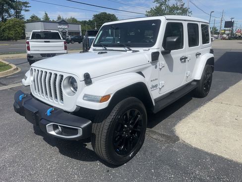 Used 2023 Jeep Wrangler Unlimited Sahara w/ Cold Weather Group AWD/4WD image 6