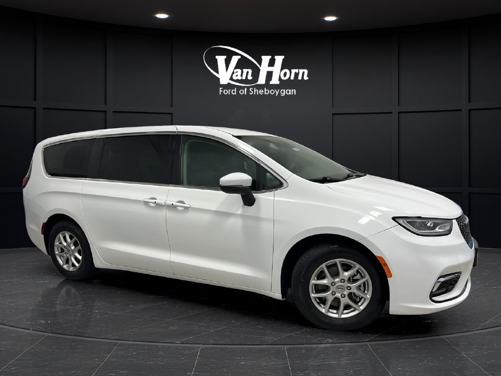 Used 2023 Chrysler Pacifica Touring-L FWD image 1
