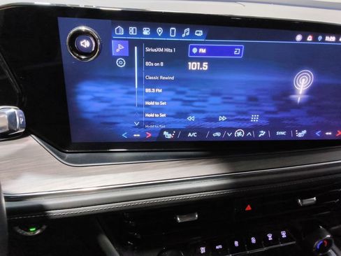 Used 2025 Chevrolet Suburban Z71 image 27