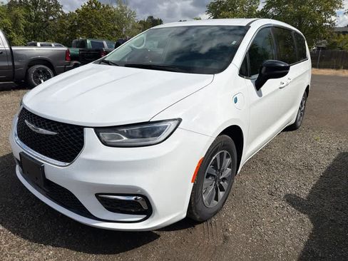 Used 2024 Chrysler Pacifica Limited FWD image 3
