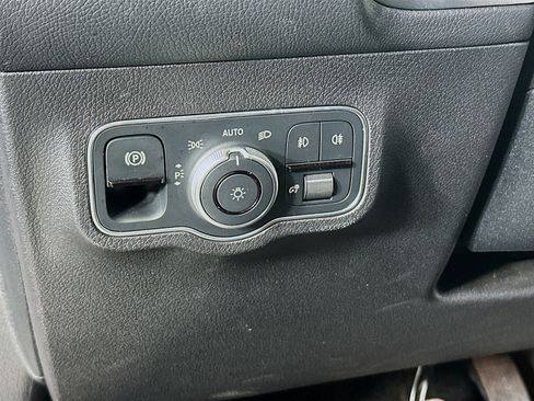 Used 2025 Mercedes-Benz GLB 250 4MATIC image 17