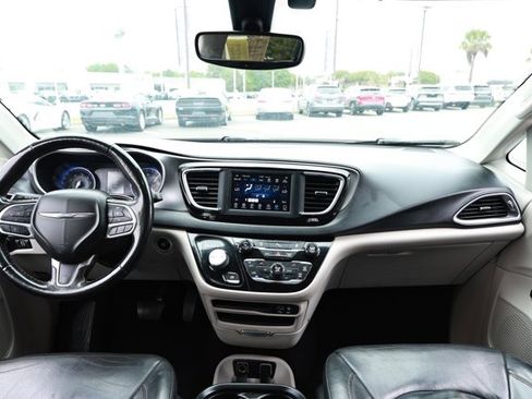Used 2020 Chrysler Pacifica Touring-L FWD image 31