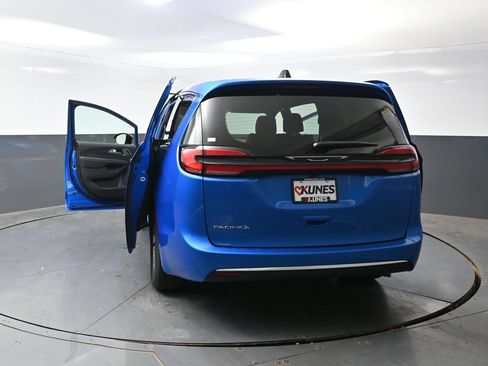 New 2027 Chrysler Pacifica Select FWD image 48