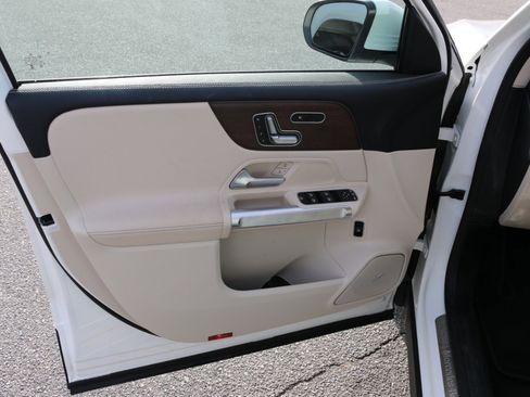 Used 2023 Mercedes-Benz EQB 300 4MATIC image 16