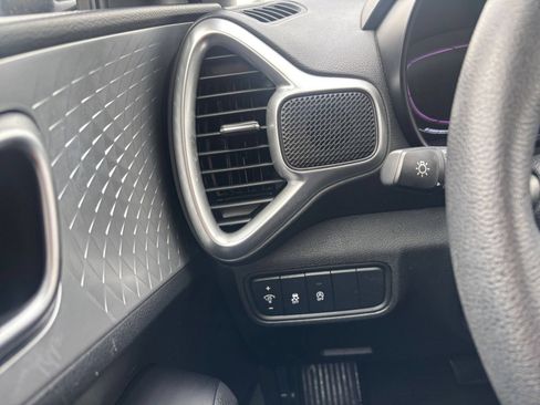 Used 2025 Kia Soul LX w/ LX Technology Package FWD image 32