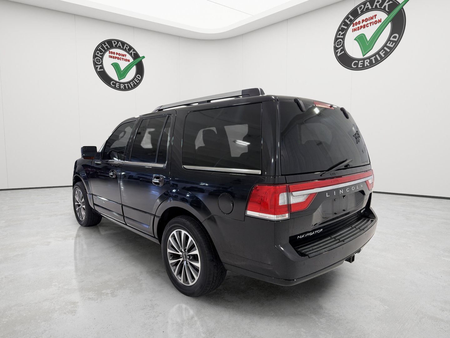 Used 2015 Lincoln Navigator 2WD image 3