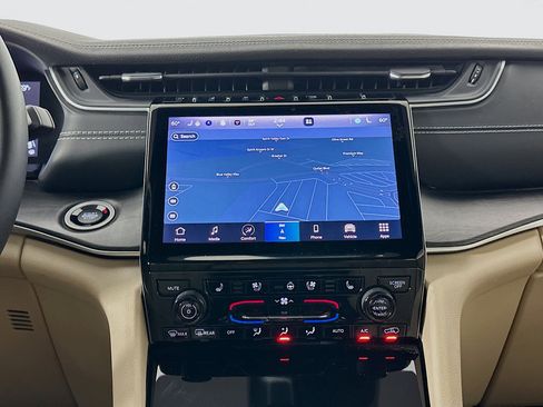 Used 2023 Jeep Grand Cherokee Limited w/ Luxury Tech Group II image 22