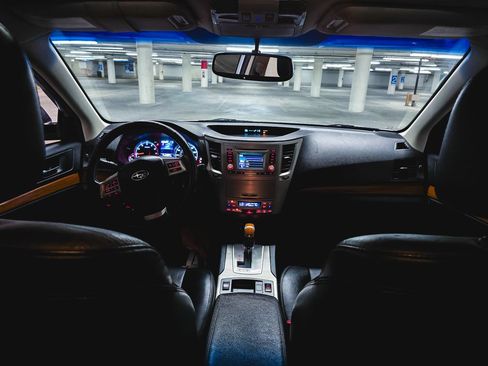 Used 2014 Subaru Outback 2.5i Limited w/ Moonroof Package AWD/4WD image 3