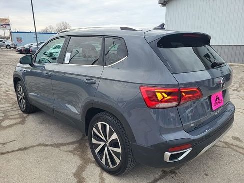 Used 2023 Volkswagen Taos SE w/ Panoramic Sunroof Package image 9