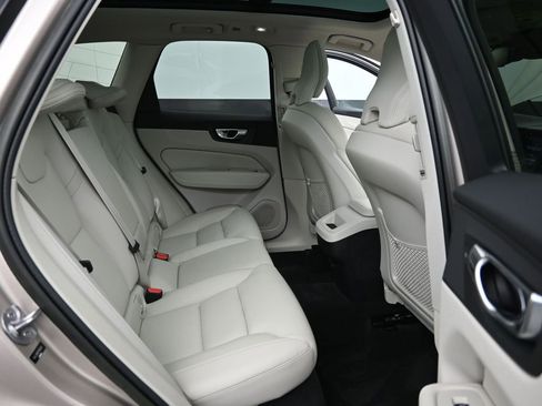 Certified 2023 Volvo XC60 B5 Plus AWD/4WD image 17